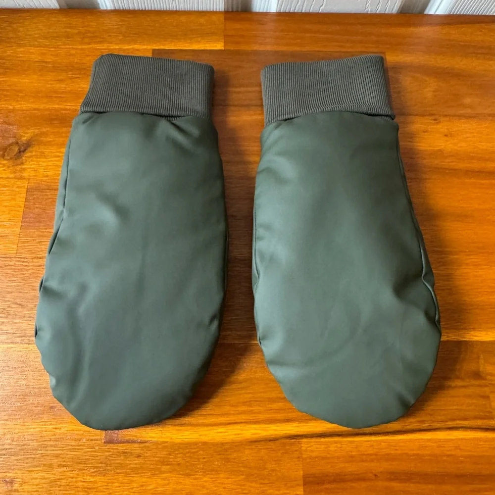 RAINS Alta Puffer Mittens in Green - Picture 4 of 9